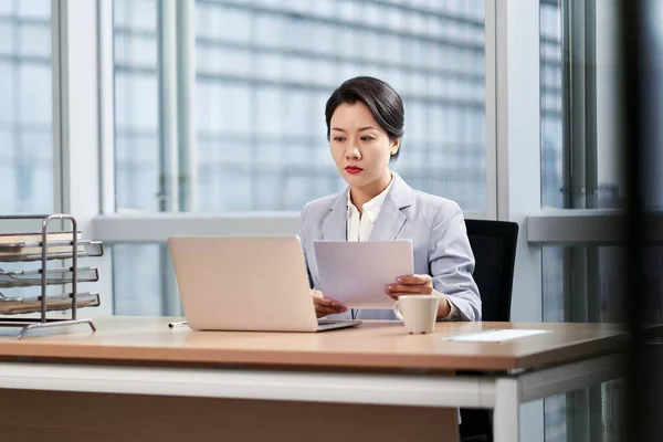 Genç Asyalı Kadını Modern Ofiste Dizüstü Bilgisayar Kullanıyor — Stok fotoğraf