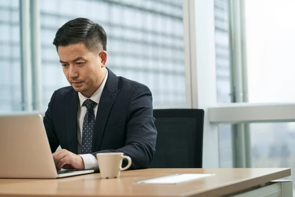 Середній Дорослий Азіатський Бізнесмен Сидячи Столом Працює Офісі Використовуючи Ноутбук — стокове фото