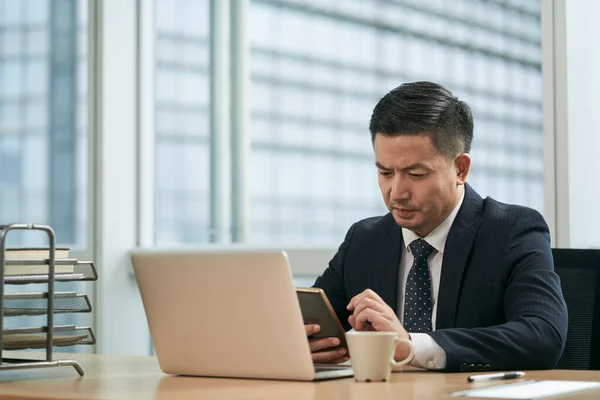 Середній Дорослий Азіатський Бізнесмен Сидячи Столом Працює Офісі Використовуючи Ноутбук — стокове фото