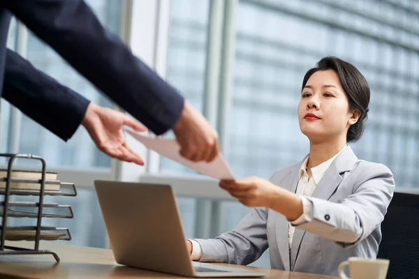 Young Asian Female Business Manager Working Modern Office — Stock Photo, Image