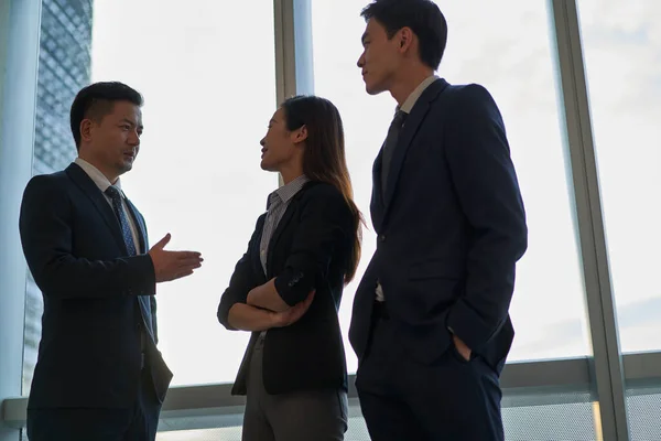 Tre Asiatiska Affärsmän Står Vid Fönstret Kontoret Har Ett Samtal — Stockfoto