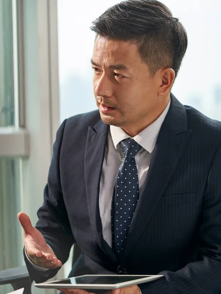 Porträt Eines Erwachsenen Asiatischen Geschäftsmannes Der Während Eines Treffens Büro — Stockfoto