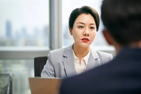 年轻的亚洲女企业家经理在现代办公室与商人同事交谈 — 图库照片