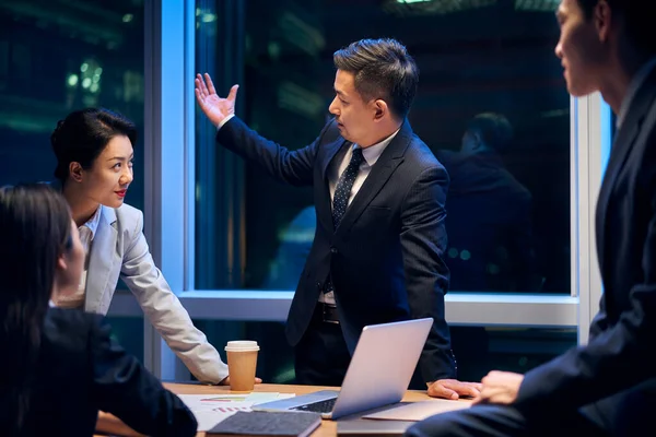アジアのビジネス界のチームがオフィスで会議を開き業績を見直し戦略を練る — ストック写真
