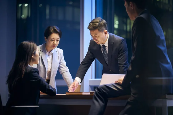 Zespół Azjatyckich Biznesmenów Spotykających Się Biurze Przeglądając Wyniki Formułując Strategię — Zdjęcie stockowe