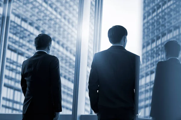 Dwóch Azjatyckich Biznesmenów Kolegium Stoi Przy Oknie Rozmawiając Czacie Patrząc — Zdjęcie stockowe