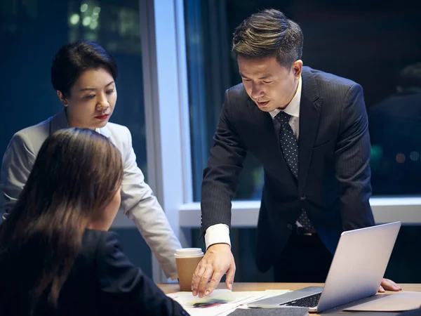 Asyalı Adamlarından Oluşan Bir Ekip Ofiste Toplandı Performans Değerlendirmesi Strateji — Stok fotoğraf