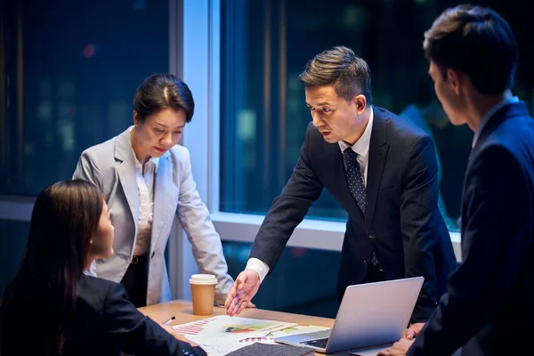 사무실에서 일하는 이시아 사업가들이 성과를 검토하고 전략을 수립하는 — 스톡 사진