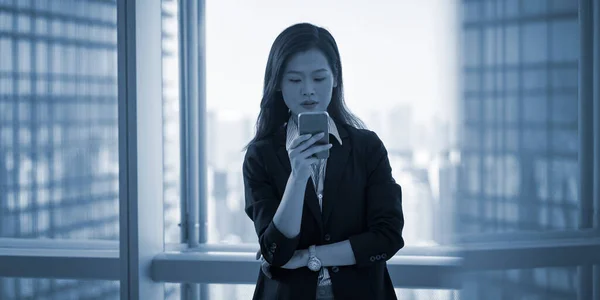 Jovem Asiático Mulher Negócios Pela Janela Olhando Para Celular Escritório — Fotografia de Stock