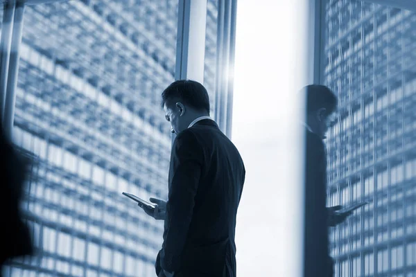 Asiatischer Geschäftsmann Schaut Auf Handy Büro Mit Modernem Gebäude Hintergrund — Stockfoto