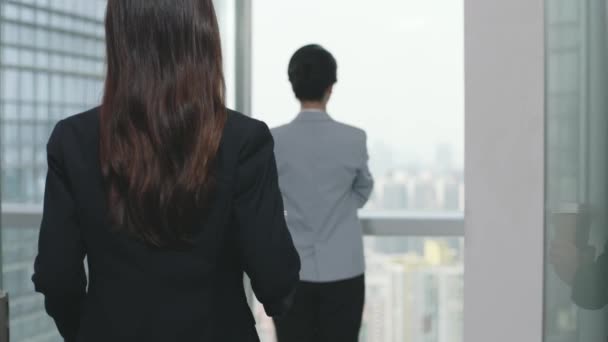 年轻的亚洲女商人走到窗前 递给同事一杯办公室咖啡 — 图库视频影像