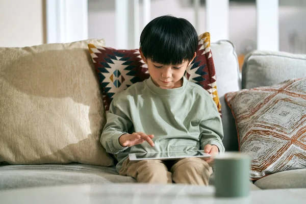 Niño Asiático Cinco Años Edad Sentado Sofá Familia Casa Usando —  Fotos de Stock