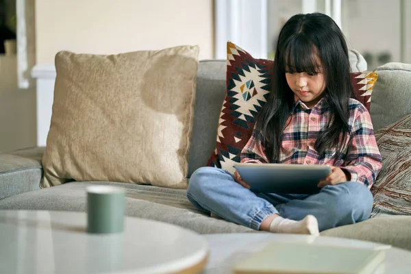 Jähriges Asiatisches Mädchen Sitzt Mit Digitalem Tablet Computer Hause Auf — Stockfoto