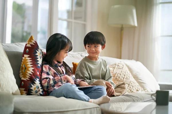Pouco Asiático Crianças Irmão Irmã Sentado Família Sofá Casa Usando — Fotografia de Stock
