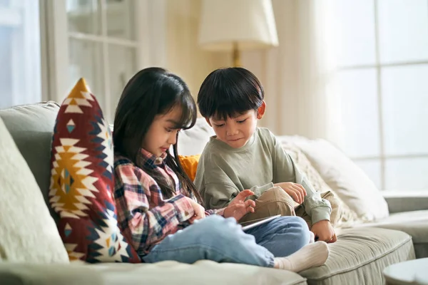Little Asian Children Brother Sister Sitting Family Couch Home Using — Stock Photo, Image