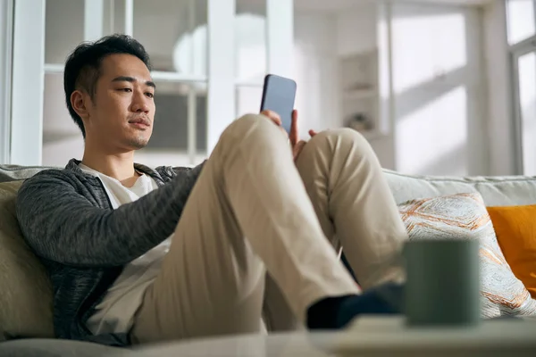 Junge Asiatische Erwachsene Mann Sitzt Auf Familie Couch Wohnzimmer Hause — Stockfoto