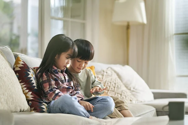Pouco Asiático Crianças Irmão Irmã Sentado Família Sofá Casa Usando — Fotografia de Stock