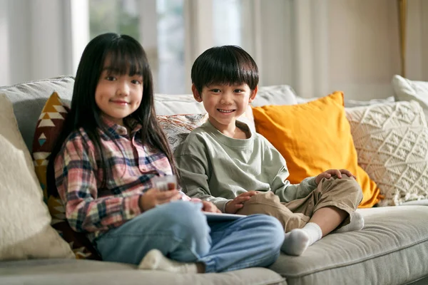Portret Dwójki Azjatyckich Dzieci Brat Siostra Siedzi Kanapie Rodzinnej Domu — Zdjęcie stockowe