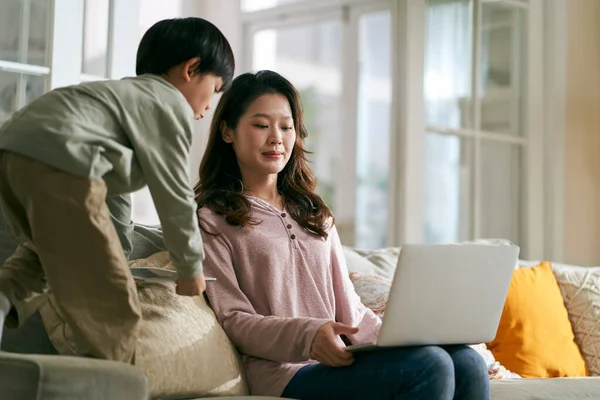 Young Asian Businesswoman Mother Trying Work Home Annoyed Hyperactive Son — Stock Photo, Image