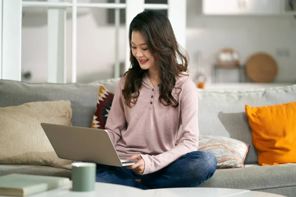 Young Asian Professional Woman Sitting Couch Home Working Laptop Computer — Stock Photo, Image
