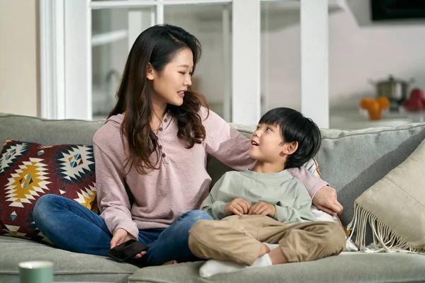 Młoda Azjatycka Matka Siedzi Kanapie Rodzinnej Domu Miło Rozmawia Letnim — Zdjęcie stockowe