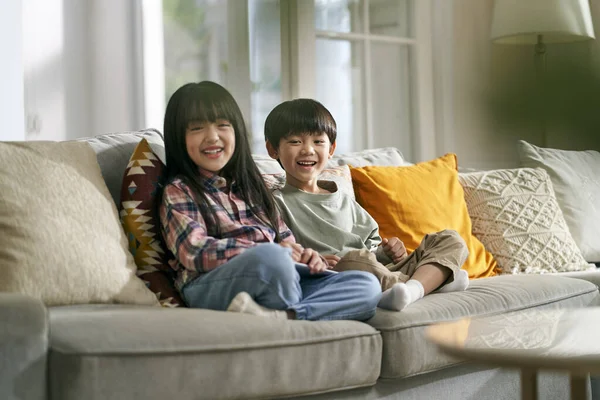 Retrato Dos Asiático Niños Hermano Hermana Sentado Familia Sofá Casa —  Fotos de Stock