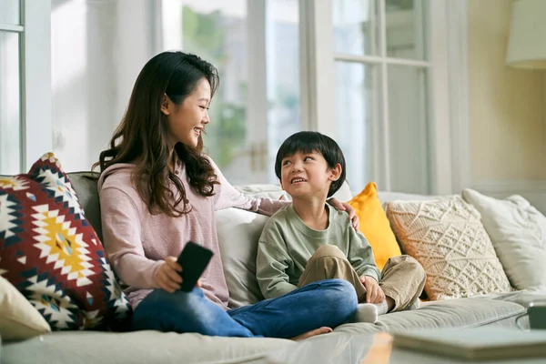 Joven Asiático Madre Sentado Familia Sofá Casa Tener Agradable Conversación —  Fotos de Stock