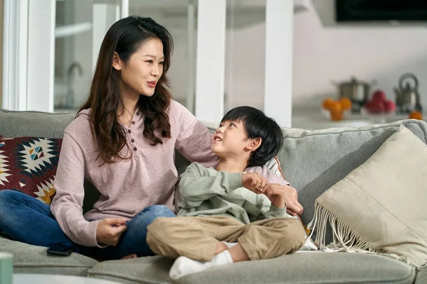 Joven Asiático Madre Sentado Familia Sofá Casa Tener Agradable Conversación —  Fotos de Stock