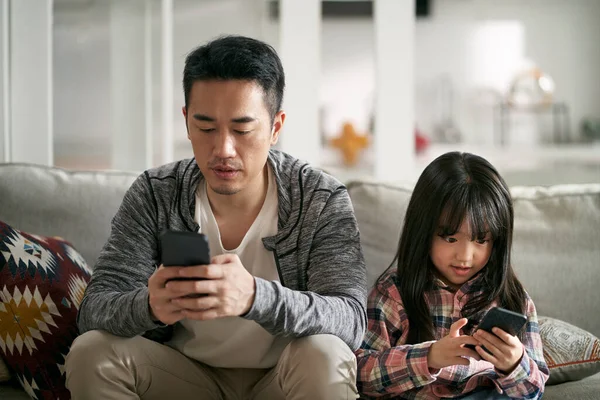Молодой Отец Азиат Семилетняя Дочь Сидящие Семейном Диване Помощью Мобильного — стоковое фото