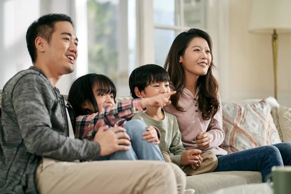 Feliz Asiático Familia Con Dos Niños Sentado Sofá Casa Viendo —  Fotos de Stock