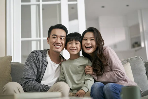 Jovem Asiático Família Com Uma Criança Ter Bom Tempo Casa — Fotografia de Stock
