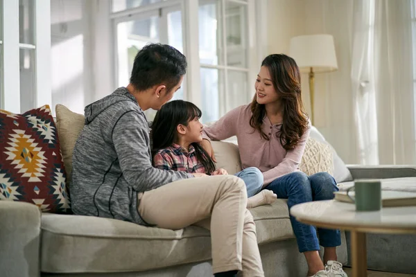 Joven Asiático Madre Padre Sentado Familia Sofá Casa Tener Agradable —  Fotos de Stock