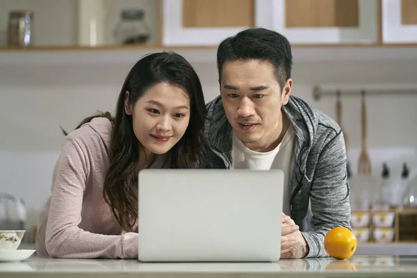 Jovem Asiático Casal Usando Laptop Computador Juntos Família Cozinha Casa — Fotografia de Stock