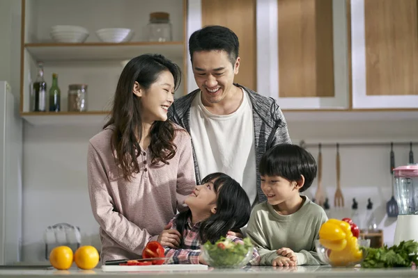 快乐的亚洲家庭 有两个孩子 在家里的厨房里共度美好时光 — 图库照片