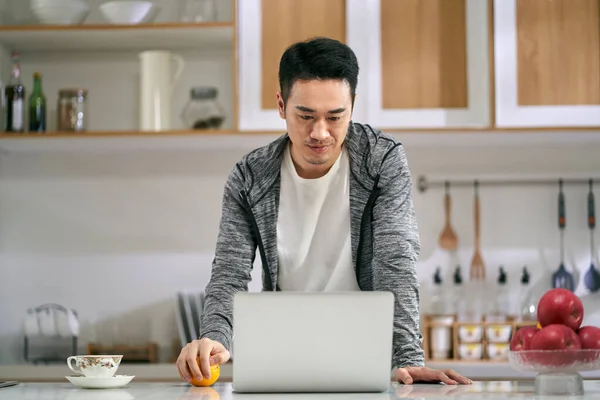 Jeune Homme Affaires Asiatique Travaillant Dans Cuisine Maison Utilisant Ordinateur — Photo