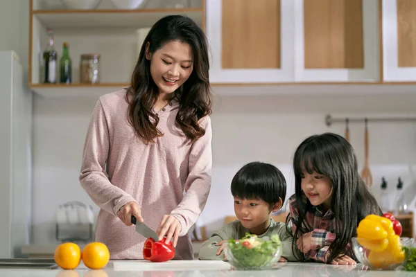 Young Asian Mother Cutting Bell Pepper Make Salad While Her — Stock Photo, Image