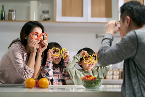 快乐的亚洲家庭 有两个孩子在家里的厨房里玩得很开心 — 图库照片