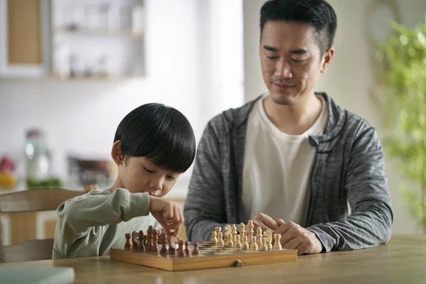 Азиатский Отец Сын Сидят Кухонным Столом Дома Играют Шахматы — стоковое фото
