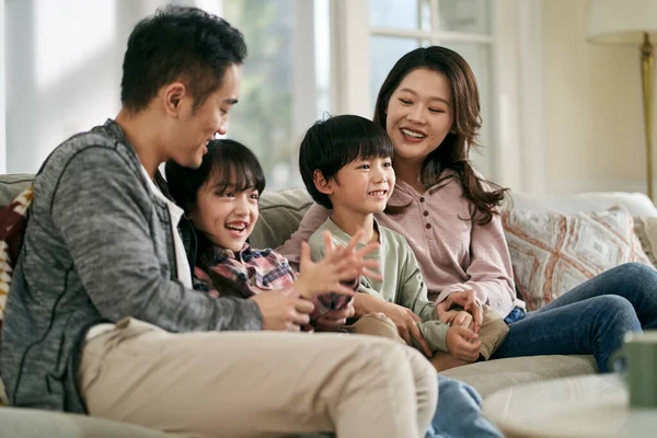 Felice Famiglia Asiatica Con Due Bambini Seduti Sul Divano Casa — Foto Stock