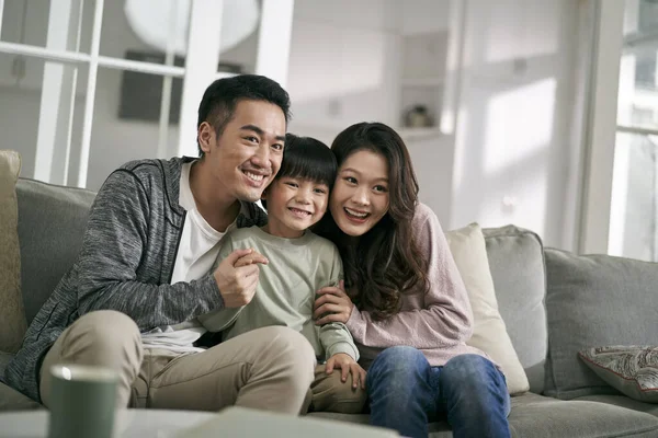 Gelukkig Jong Aziatisch Gezin Met Twee Kinderen Zitten Bank Thuis — Stockfoto