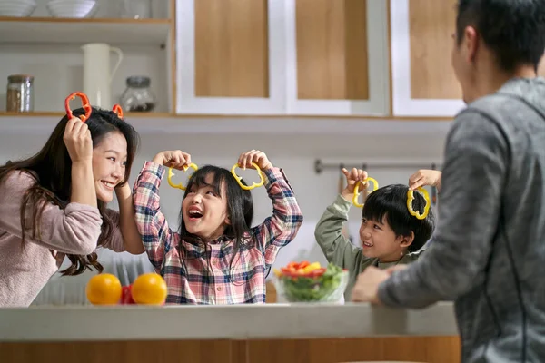 Felice Famiglia Asiatica Con Due Bambini Divertirsi Insieme Cucina Casa — Foto Stock