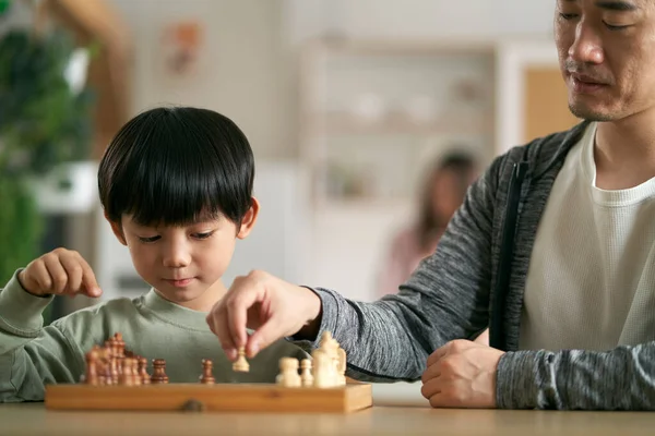Азиатский Отец Сын Сидят Кухонным Столом Дома Играют Шахматы — стоковое фото