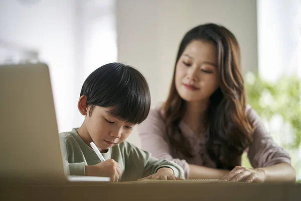 Jong Aziatische Moeder Zitten Aan Tafel Thuis Helpen Zoon Met — Stockfoto