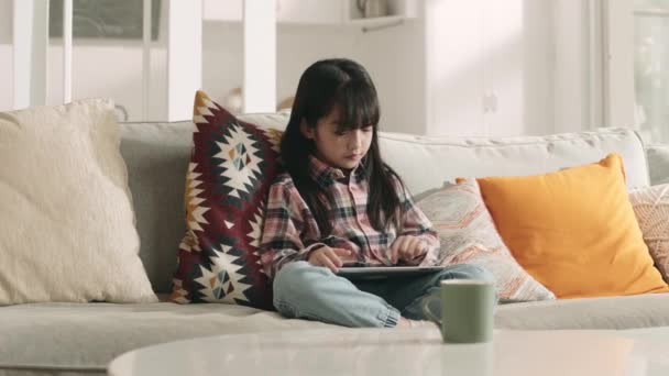 Sedmiletá Malá Asijská Dívka Sedící Rodinném Gauči Hrající Počítačovou Hru — Stock video