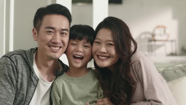 Feliz Asiático Família Sentado Sofá Aproveitando Tempo Juntos Casa — Vídeo de Stock