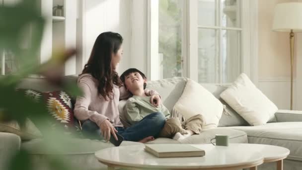 Młoda Azjatycka Matka Pięcioletni Syn Mając Rozmowę Siedzi Kanapie Rodzinnej — Wideo stockowe