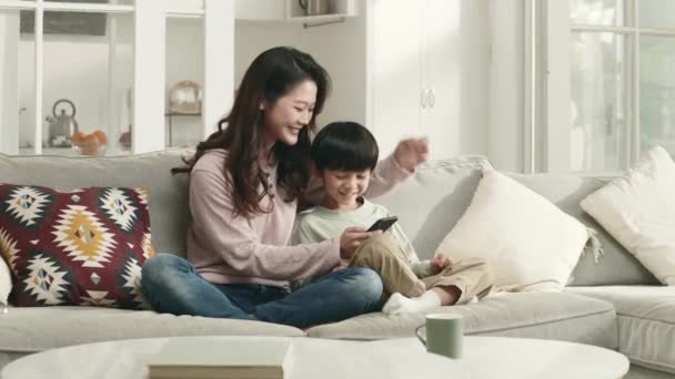 アジアの若い母親と息子が家で一緒に楽しい時間を過ごす — ストック動画