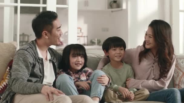Glad Ung Asiatisk Familj Med Två Barn Som Sitter Soffan — Stockvideo
