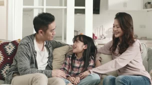 若いアジア人のカップルの両親がソファに座って娘と家で会話をしたり — ストック動画