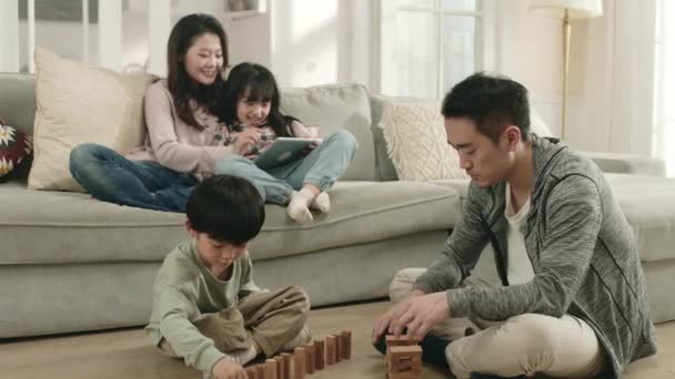Azjatycki Ojciec Syn Siedzi Podłodze Bawiąc Się Klockami Podczas Gdy — Wideo stockowe